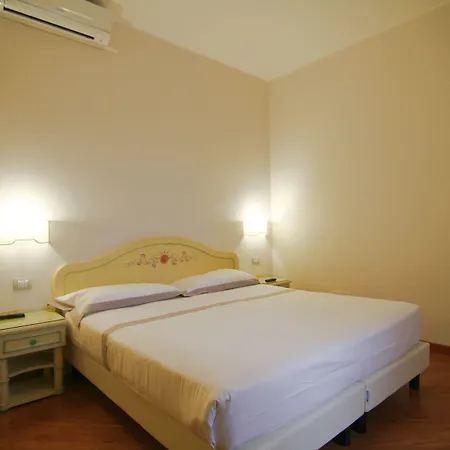 ホテル Hotel Centrale チェルノッビオ